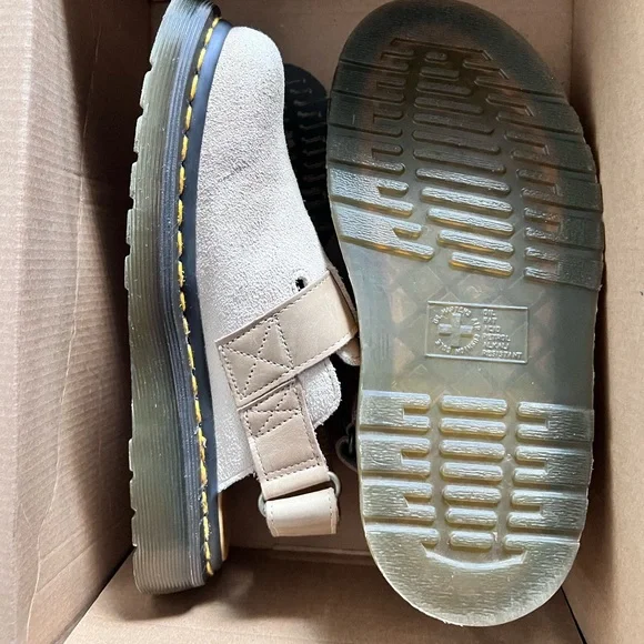 Dr.Martens, size 6 in women I use them one time in good condition. - Picture 3 of 4